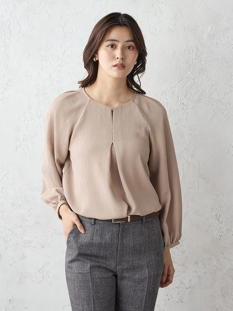 スムース楊柳フロントタックブラウスオフホワイト/ブラック/ベージュ/ブラウン〈2BUY10％OFF〉