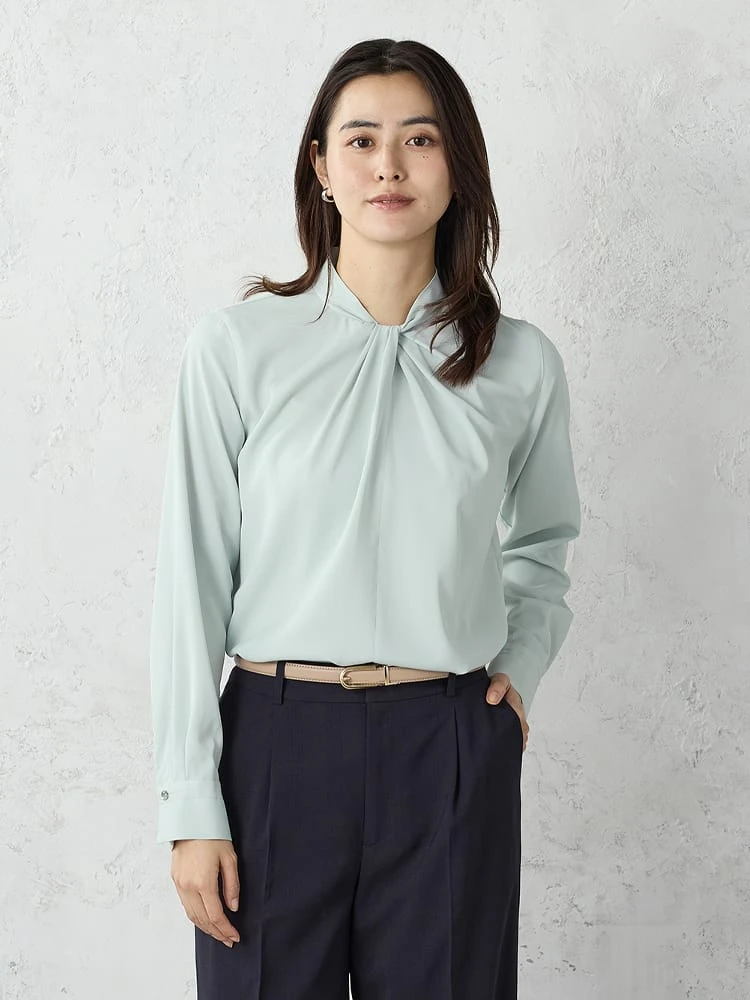 タックボウタイブラウスオフホワイト/グリーン/ネイビー〈2BUY20％OFF〉