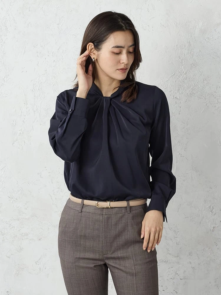 タックボウタイブラウスオフホワイト/グリーン/ネイビー〈2BUY20％OFF〉