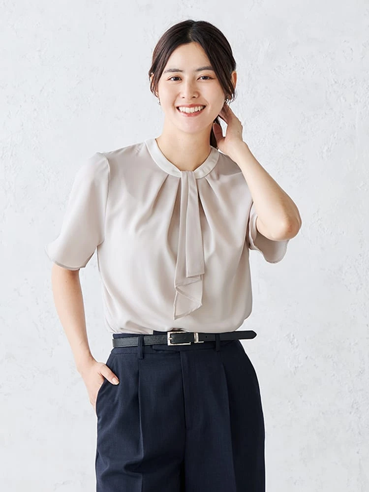 プリーツボウタイブラウスオフホワイト/サックス/ベージュ〈2BUY10％OFF〉